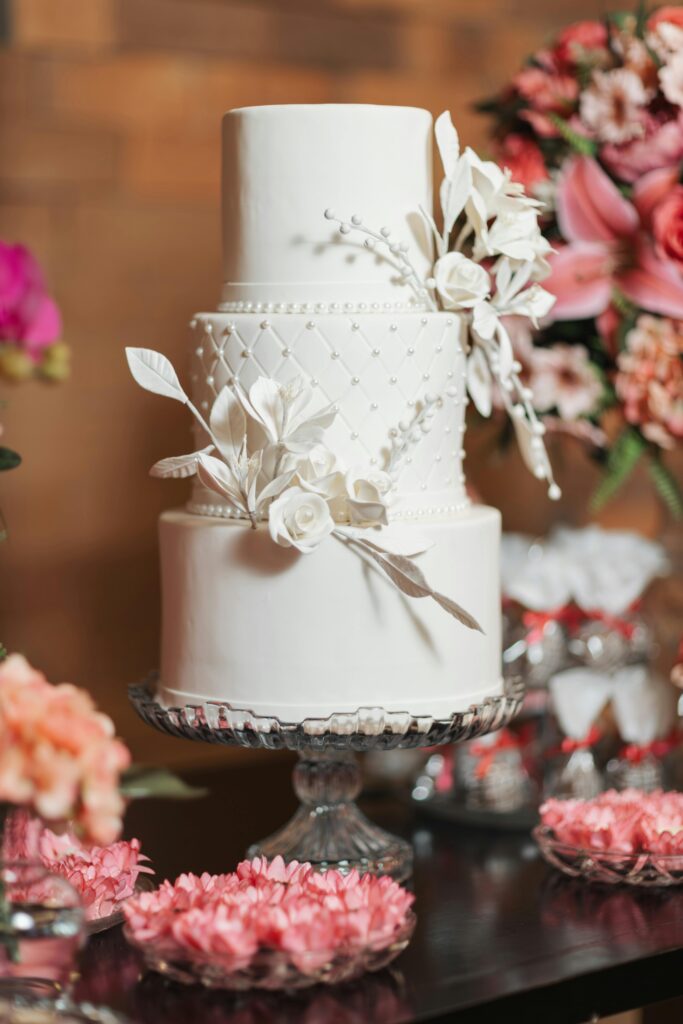 Bolo de casamento branco