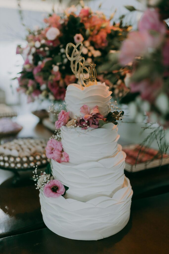 Bolo de casamento branco