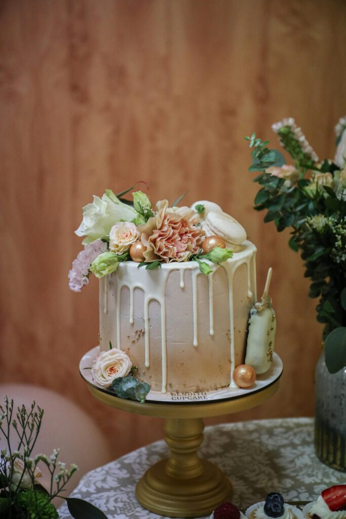 Bolos de Casamento e Aniversário Bolos de Casamento e Aniversário